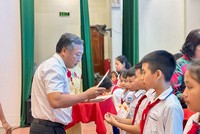 Báo Đầu tư trao 100 suất học bổng cho trẻ em hiếu học tỉnh Nghệ An