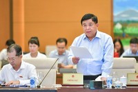 Bộ trưởng Bộ Kế hoạch và Đầu tư Nguyễn Chí Dũng trình bày tờ trình.