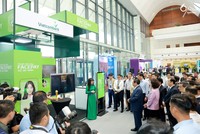 Bà Đoàn Hồng Nhung - Giám đốc Khối Bán lẻ Vietcombank giới thiệu về sản phẩm dịch vụ của Vietcombank với đoàn đại biểu do Thủ tướng Phạm Minh Chính (hàng đầu, thứ 2 từ phải sang) dẫn đầu tham quan trải nghiệm tại các gian hàng của sự kiện Chuyển đổi số ngành Ngân hàng năm 2024 