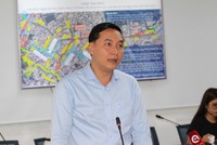 Ông Mai Hữu Quyết, Phó chủ tịch UBND TP.Thủ Đức (TP.HCM) thông tin về tình hình ngập nước khu vực chợ Thủ Đức. Ảnh: Thành Nhân