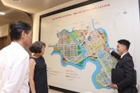 Khách hàng chọn mua căn hộ tại Phú Mỹ Hưng 