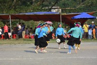 Lễ hội Sóong Cọ hàng năm (từ 15 đến 19/4) những cô gái dân tộc Sán Chỉ (xã Húc Động) hào hứng mặc váy áo truyền thống để ra sân đá bóng tranh cúp.