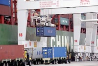 Container cập bến chờ thông quan tại cảng Long Beach, bang California, Mỹ. Ảnh: Reuters