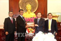 Bí thư Thành ủy Cần Thơ Nguyễn Văn Hiếu (thứ 2, phải sang) tặng quà lưu niệm cho Bộ trưởng Bộ Nông nghiệp Indonesia Andi Amran Sulaiman. Ảnh: Thu Hiền - TTXVN