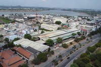 Nhiều cơ sở sản xuất công nghiệp tại Đồng Nai hiện nằm xen kẽ trong các khu dân cư - Ảnh: Lê Vinh 