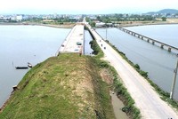 Dự án cầu Tam Giang (huyện Núi Thành) đến nay vẫn chưa có đường dẫn.