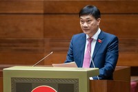 Chủ nhiệm Ủy ban Kinh tế Vũ Hồng Thanh trình bày báo cáo thẩm tra.