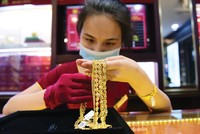 Giá vàng trong nước biến động mạnh và chênh lệch lớn với giá vàng thế giới gây áp lực lên điều hành tỷ giá