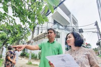 Vợ chồng anh Toàn đi xem nhà. Ảnh: Lê Toàn 