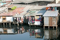 Hiện nay, TP.HCM có 13.500 căn nhà nằm trên và ven kênh rạch chưa được di dời - Ảnh: Lê Toàn