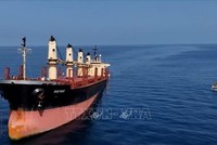 Tàu chở hàng neo gần bờ biển Yemen sau khi bị lực lượng Houthi tấn công ngày 18/2/2024. Ảnh (tư liệu): THX/TTXVN