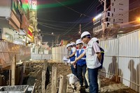 Các kỹ sư, công nhân đang miệt mài di dời hạ tầng kỹ thuật để có mặt bằng làm tuyến metro số 2. Ảnh: Lê Toàn