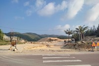 Một dự án đường giao thông đang thi công trong Khu kinh tế Nhơn Hội. Ảnh minh họa.