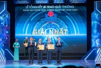 Chủ tịch HĐQT Tập đoàn Phenikaa – PGS. TS Hồ Xuân Năng – Chủ nhiệm công trình & GS. TSKH Trần Vĩnh Diệu – Đồng Chủ nhiệm đại diện nhóm nghiên cứu nhận Giải Nhất lĩnh vực công nghệ vật liệu