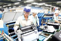 Các doanh nghiệp chế xuất đang lo ngại với quy định thuế GTGT mới. Trong ảnh: Sản xuất tại Công ty Canon Việt Nam. Ảnh: Đ.T