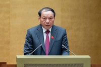  Bộ trưởng Bộ Văn hóa, Thể thao và Du lịch Nguyễn Văn Hùng trình bày tờ trình (Ảnh Media.quochoi) 