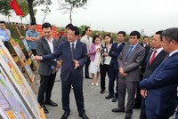 Ông Nguyễn Hoàng, Chủ tịch HANSIBA báo cáo tiến độ Khu công nghiệp hỗ trợ Nam Hà Nội với lãnh đạo UBND TP. Hà Nội