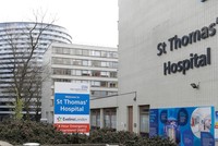 Hai bệnh viện lớn ở London phải hủy một số ca phẫu thuật vì bị tấn công mạng.