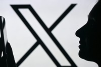 Mạng xã hội X cho phép người dùng chia sẻ nội dung người lớn.