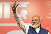Thủ tướng Ấn Độ Narendra Modi mừng chiến thắng của Liên minh Dân chủ quốc gia (NDA) do đảng Nhân dân Ấn Độ (BJP) đứng đầu, tại New Delhi, ngày 4/6/2024. (Ảnh: AFP/TTXVN)
