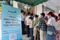 Người dân xếp hàng mua vàng tại một điểm bán của VietinBank trên đường Phố Huế, Hà Nội