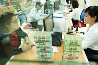 Người dân tăng gửi tiền ngân hàng