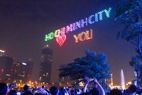 Người dân TP.HCM thích thú với màn trình diễn nghệ thuật của 1.100 drone