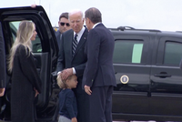 Gia đình ông Hunter Biden chào đón cha mình, Tổng thống Mỹ Joe Biden đến Delaware. Ảnh cắt từ clip của Reuters