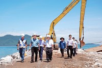 Lãnh đạo tỉnh Thừa Thiên Huế kiểm tra thực tế Dự án Đê chắn sóng cảng Chân Mây giai đoạn 2 tại xã Lộc Vĩnh, huyện Phú Lộc. Ảnh: T.T.H
