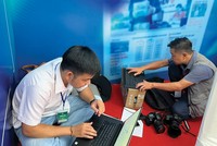 Phóng viên báo chí nhiều lúc còn kiêm thêm những công việc “không tên”