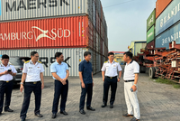 Đoàn công tác của Cục Hàng hải Việt Nam kiểm tra thực tế bãi container tại cảng Cát Lái.