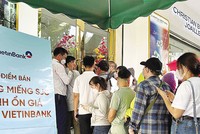 Nhiều khả năng VietinBank sẽ sớm chuyển sang bán vàng online hoàn toàn để tránh tình trạng người dân xếp hàng mua vàng