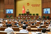 Quốc hội nghe Chủ nhiệm Uỷ ban Kinh tế Vũ Hồng Thanh báo cáo thẩm tra.