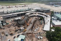 Nhà thầu đang lắp đặt kết cấu khung thép cho phần mái của nhà ga T3, Sân bay Tân Sơn Nhất- Ảnh: Lê Minh