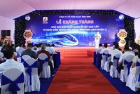Các đại biểu thực hiện nghi thức cắt băng khánh thành dự án. Ảnh: Thùy Trang.