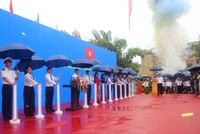 Các đại biểu thực hiện nghi thức Lễ công bố lối thông quan Bắc Phong Sinh (Việt Nam) - Lý Hỏa (Trung Quốc) tại cửa khẩu Bắc Phong Sinh (Hải Hà, Quảng Ninh, Việt Nam). Ảnh: Báo Quảng Ninh