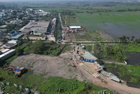 Thi công đường Vành đai 3, TP.HCM đoạn qua huyện Hóc Môn - Ảnh: Lê Toàn 