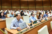 Các đại biểu Quốc hội bấm nút thông qua Nghị quyết.