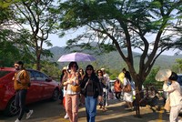 Du khách đến tham quan Tháp Bà Ponagar, Thành phố Nha Trang, tỉnh Khánh Hòa. Ảnh: Linh Đan