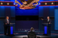 Ông Donald Trump và đối thủ Joe Biden tại cuộc tranh luận trực tiếp lần thứ nhất ở thành phố Cleveland, bang Ohio tháng 9/2020. Ảnh: AFP/TTXVN