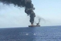 Một con tàu bị lực lượng Houthi tấn công. Ảnh: IRNA/TTXVN