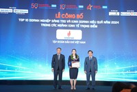 Đại diện Tập đoàn Dầu khí Việt Nam (đứng giữa) nhận Chứng nhận Top 10 doanh nghiệp sáng tạo và kinh doanh hiệu quả Việt Nam trong các ngành kinh tế trọng điểm năm 2024