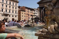 Khách du lịch tránh nóng bên đài phun nước tại Rome, Italy, ngày 18/7/2023. Ảnh: THX/TTXVN