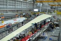 Công nhân làm việc tại một nhà máy sản xuất ô tô ở Sunderland, Anh. (Ảnh: AFP/TTXVN)