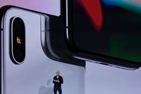 Giám đốc điều hành Apple Tim Cook phát biểu trong buổi ra mắt iPhone X vào ngày 17/9/2017. Ảnh: Getty Images