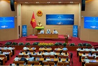 Chủ tịch UBND TP. Hà Nội Trần Sỹ Thanh, Phó chủ tịch UBND TP. Hà Nội Nguyễn Mạnh Quyền và Giám đốc Sở Nông nghiệp và Phát triển nông thôn Hà Nội Nguyễn Xuân Đại đồng chủ trì Hội nghị.