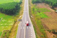 Một đoạn cao tốc Cam Lộ - La Sơn hiện hữu với 2 làn xe. Ảnh: A.M