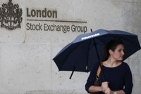 Bên ngoài trụ sở Sàn giao dịch chứng khoán Anh. Ảnh: AFP