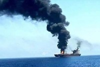 Tàu chở hàng bị lực lượng Houthi tấn công. Ảnh tư liệu: IRNA/TTXVN