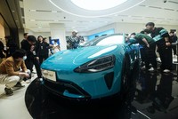 Xiaomi SU7, mẫu xe điện đầu tiên của hãng điện thoại thông minh Trung Quốc, được trưng bày tại một cửa hàng ở Hàng Châu, tỉnh Chiết Giang, Trung Quốc. Ảnh: AFP